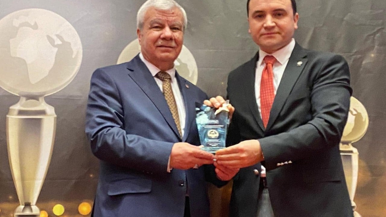 Başkan Mustafa Arslanoğlu’na “Yılın Esnaf Odası Başkanı” Ödülü